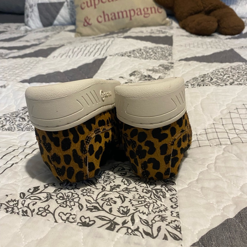 MICHAEL KORS Kai Leopard Print Calf Hair Sneaker MSRP: $195
Size 6M - Picture 4 of 7